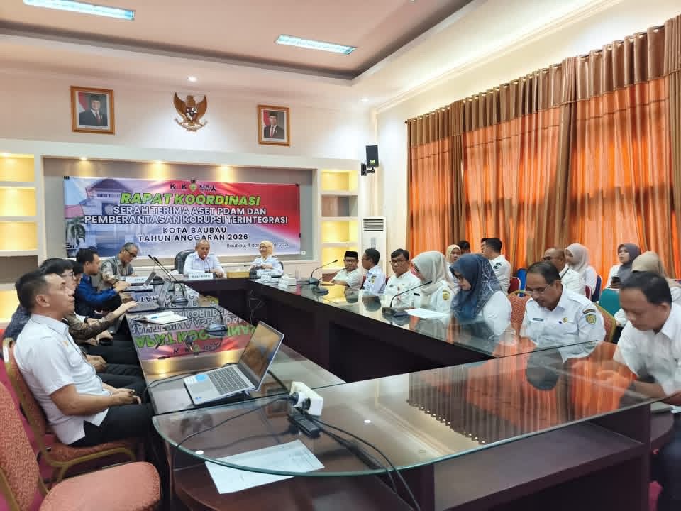 Rapat koordinasi terkait serah terima aset PDAM dan program pemberantasan korupsi terintegrasi yahun 2026 di Kantor Wali Kota Baubau, Rabu (4/3/2026). Foto: Ist.