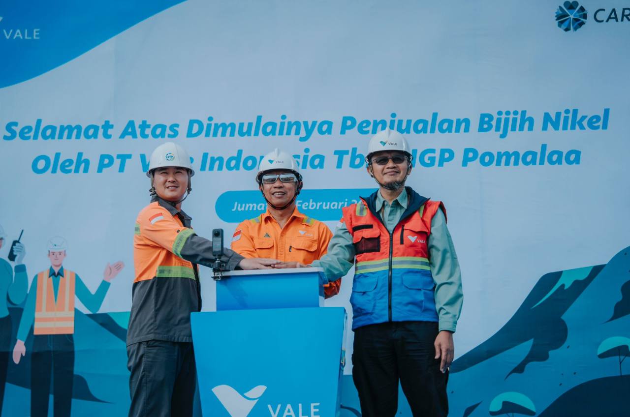 Jajaran manajemen PT Vale Indonesia Tbk menekan tombol simbolis dimulainya penjualan perdana bijih nikel Indonesia Growth Project (IGP) Pomalaa, Kolaka, Jumat (28/2/2026). Foto: Ist.