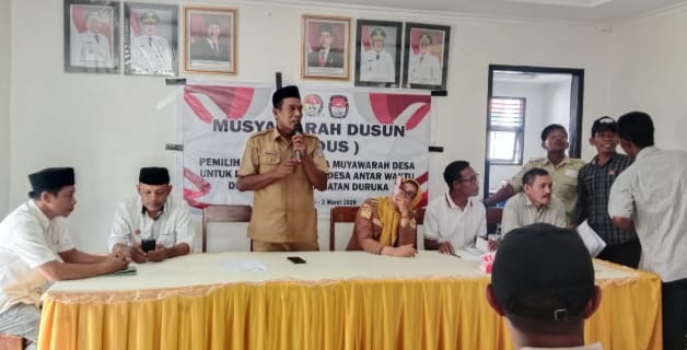 Tim Desk Pilkades Kabupaten Muna, Rachmat Dianto, bersama dua tim. Foto: Ist.