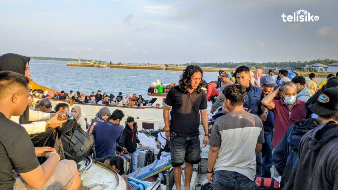 Penumpang tampak berdesakan dan memadati kapal pada di Pelabuhan Patinggu Wakatobi. Foto: Zulkifli/Telisik