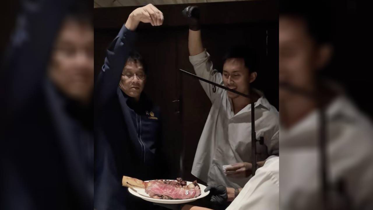 Purbaya menabur garam ke atas Tomahawk steak. Gaya ini mengingatkan akan sosok Salt Bae yang ikonik. Foto: TikTok@dimsthemeatguy