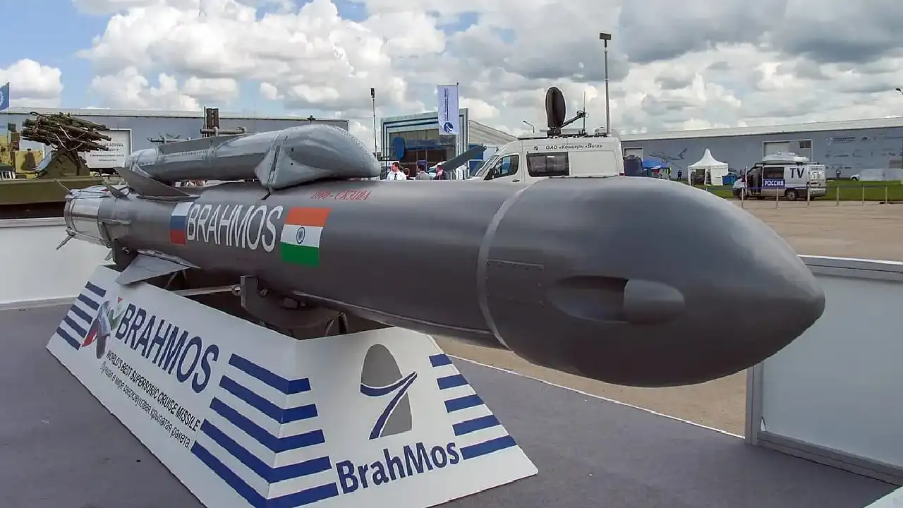 Rudal BrahMos melaju Mach 3, jangkauan hingga 400 kilometer dengan presisi tinggi. Foto: Repro Wikipedia