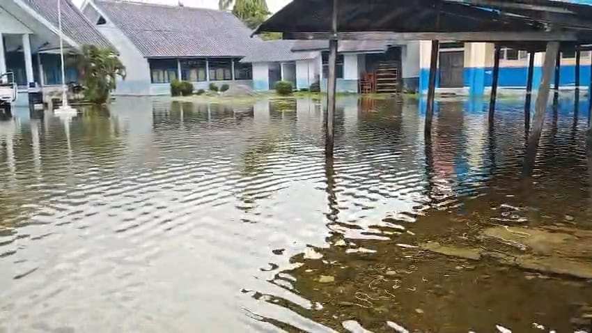 Luapan air menggenangi area SMP Negeri 8 Kolaka Utara hingga setinggi betis orang dewasa. Foto : istimewa