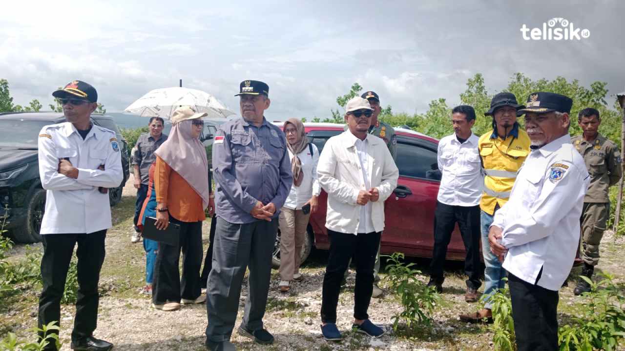 Bupati Muna, Bachrun Labuta (depan kedua dari kiri), tak ingin ada lagi pejabatnya yang korupsi. Foto: Sunaryo/Telisik