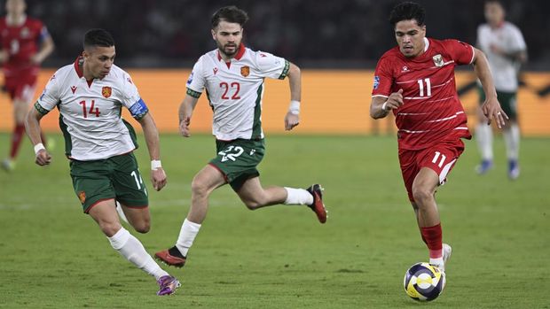 Ragnar Oratmangoen (kanan) saat dihadang oleh dua pemain Bulgaria pada laga FIFA Series 2026 di Stadion Utama Gelora Bung Karno (SUBGK) Jakarta. Foto: Repro Antara