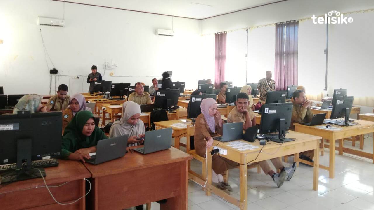 15 perwakilan tenaga didik jenjang SMP dan SMA di Kabupaten Muna Barat mengikuti pelatihan pemanfaatan Papan Interaktif Digital (PID) dari BPMP Provinsi Sulawesi Tenggara, Selasa (28/4/2026). Foto: Aldin/Telisik