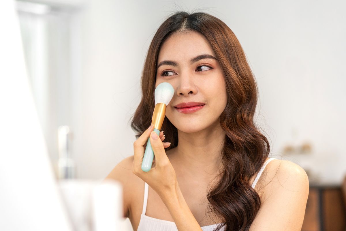 Ilustrasi penggunaan bedak padat oleh remaja untuk menjaga tampilan wajah tetap cerah, segar, dan natural saat beraktivitas di sekolah. Foto: Kompaslifestyle.com