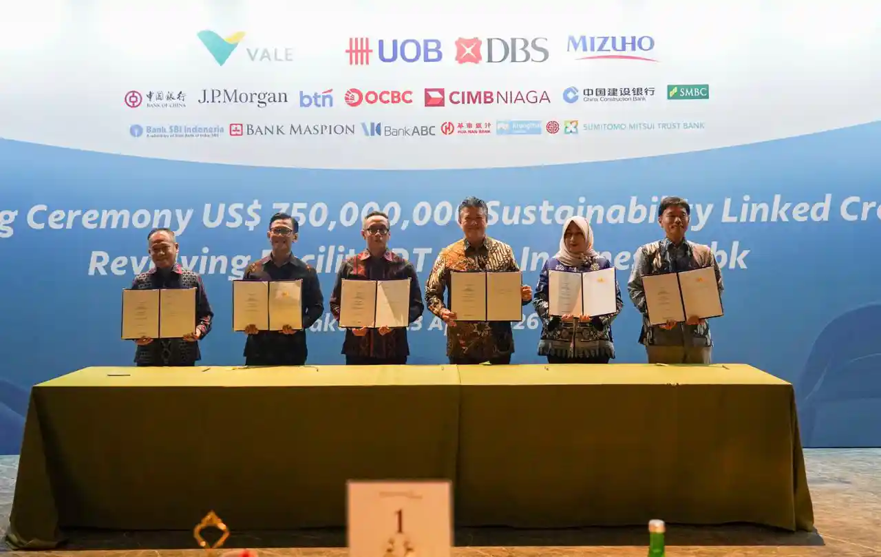 Penandatanganan fasilitas pinjaman sindikasi berbasis keberlanjutan (Sustainability-Linked Loan) antara PT Vale Indonesia Tbk dan 14 bank internasional di Jakarta, Kamis. Foto: Ist.