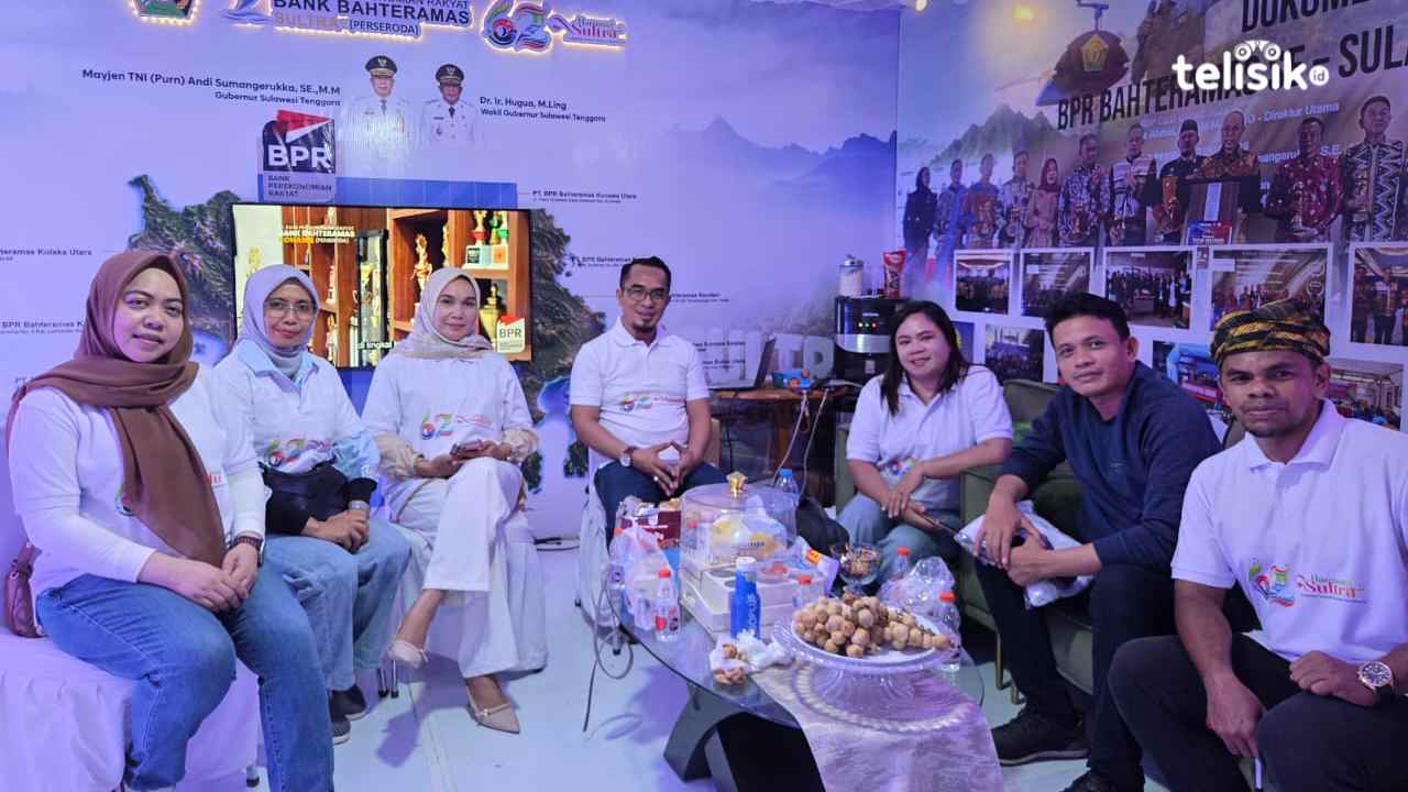 Tim BPR Bahteramas Kendari di stand Expo Harmoni Sultra 2026, Minggu (26/4/2026), yang menampilkan produk UMKM binaan serta layanan perbankan kepada pengunjung. Foto: Ana Pratiwi/Telisik