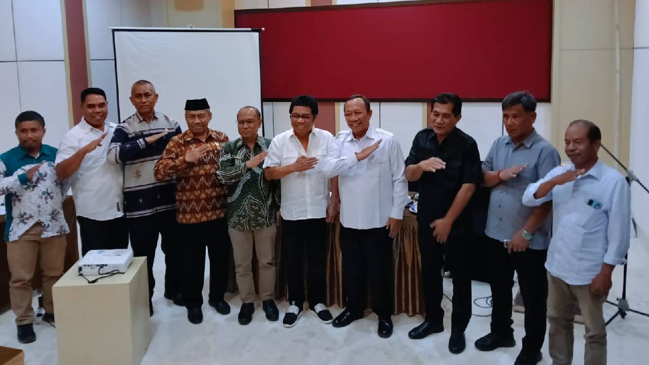 Bupati Muna, Bachrun Labuta bersama Wakil Ketua Komisi V DPR RI, Ridwan Bae dan Sekjen Kementrian Transmigrasi, Edi Gunawan. Foto: Ist.