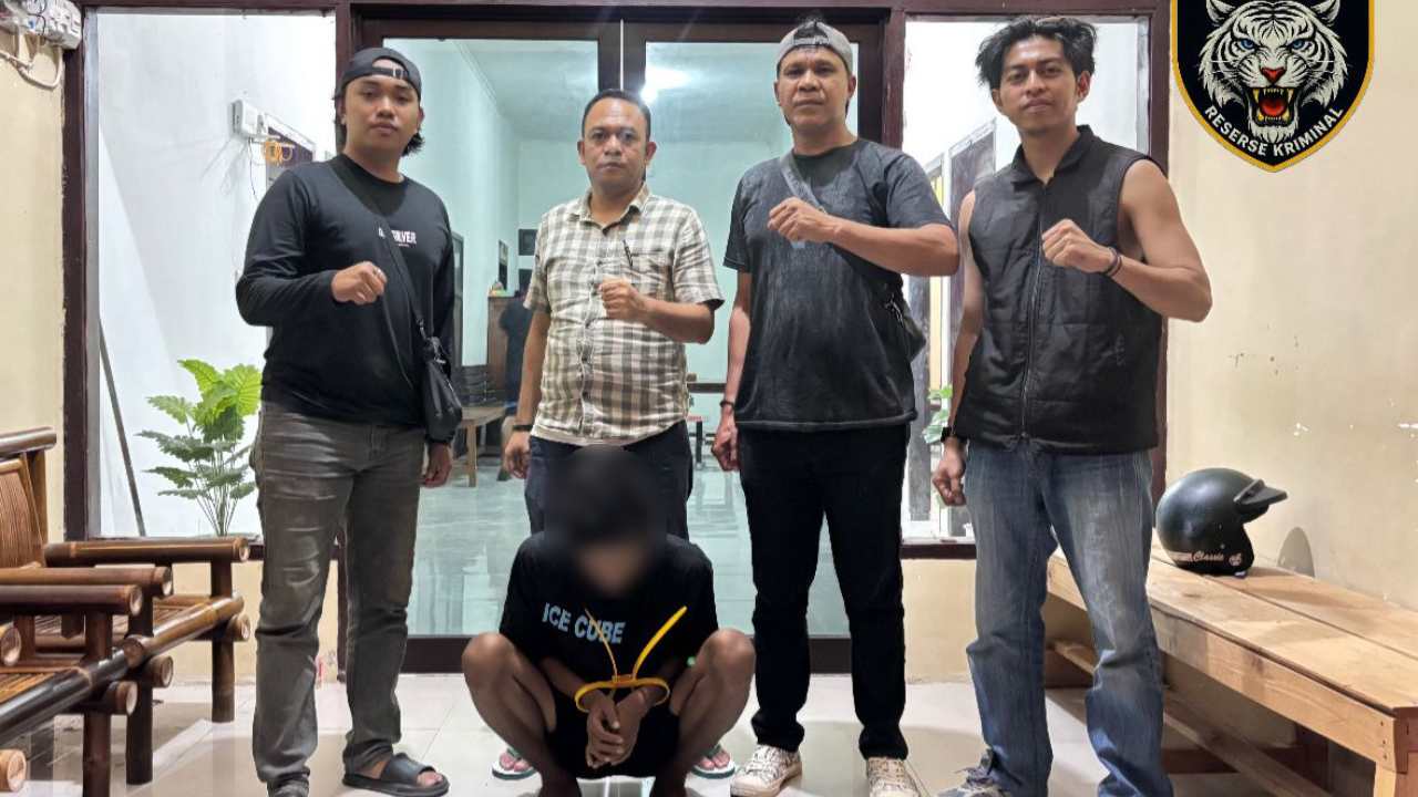 Tim Buser Polres Muna saat mengamankan pelaku pencurian suku cadang alat berat. Foto: Ist