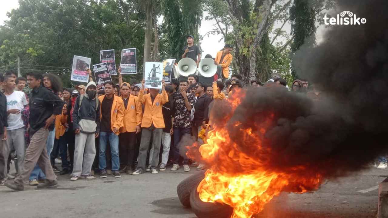Demo Koalisi Mahasiswa dan Masyarakat Sipil (KMMS) di depan Gedung DPRD Sulawesi Tenggara sempat ricuh, Rabu (8/4/2026). Foto: Gusti Kahar/Telisik