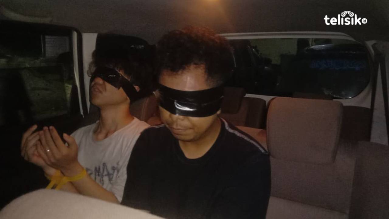 Dua pelaku curanmor yang berhasil ditangkap Polisi saat selesai ditahan di Mapolsek Poasia yang kemudian diserahkan ke Polresta Kendari. Foto: Gusti Kahar/Telisik