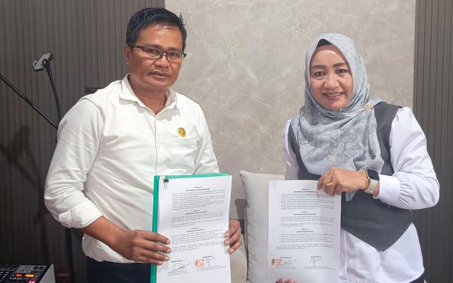 Kepala Bapelkes Sultra, Mutalib (kiri), saat menandatangi PKS pelatihan dengan Kepala Dinas Keaehatan Bombana. Foto: Ist.