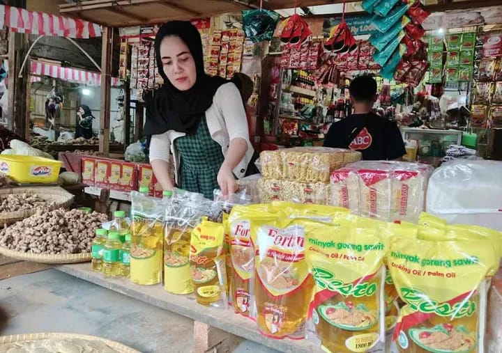 Harga minyak goreng kembali naik akhir April 2026, lonjakan terjadi di berbagai daerah Indonesia. Foto: Repro Pikiran Rakyat