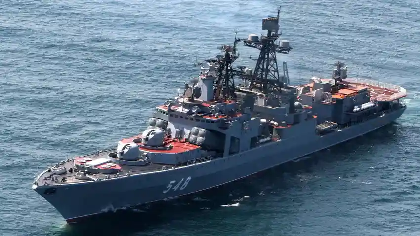 Kapal perang Rusia Gromky dan kapal selam Petropavlovsk-Kamchatsky masuk perairan Indonesia. Foto: Repro Russia Beyond