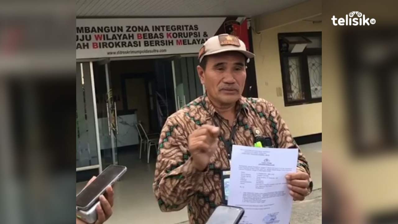Irwansyah memperlihatkan bukti laporan dugaan sengketa dan kejanggalan hibah lahan Kantor Bupati Konawe Selatan di Ditreskrimum Polda Sulawesi Tenggara, Senin (6/4/2026). Foto: Gusti Kahar/Telisik