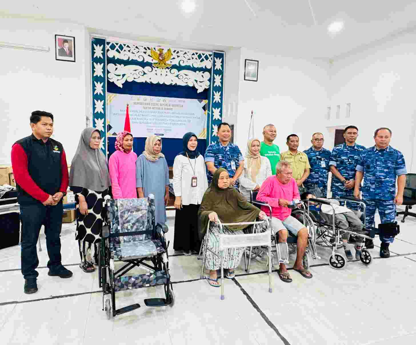 Petugas Sentra Meohai Kendari bersama perwakilan mitra dan penerima manfaat usai penyerahan bantuan ATENSI berupa alat bantu bagi penyandang disabilitas dan lansia di Kendari, Jumat (24/4/2026). Foto: Ist.
