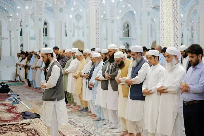 Imam disarankan untuk memperpendek bacaan salatnya saat memimpin salat berjamaah. Foto: Repro Baitul Maqdis