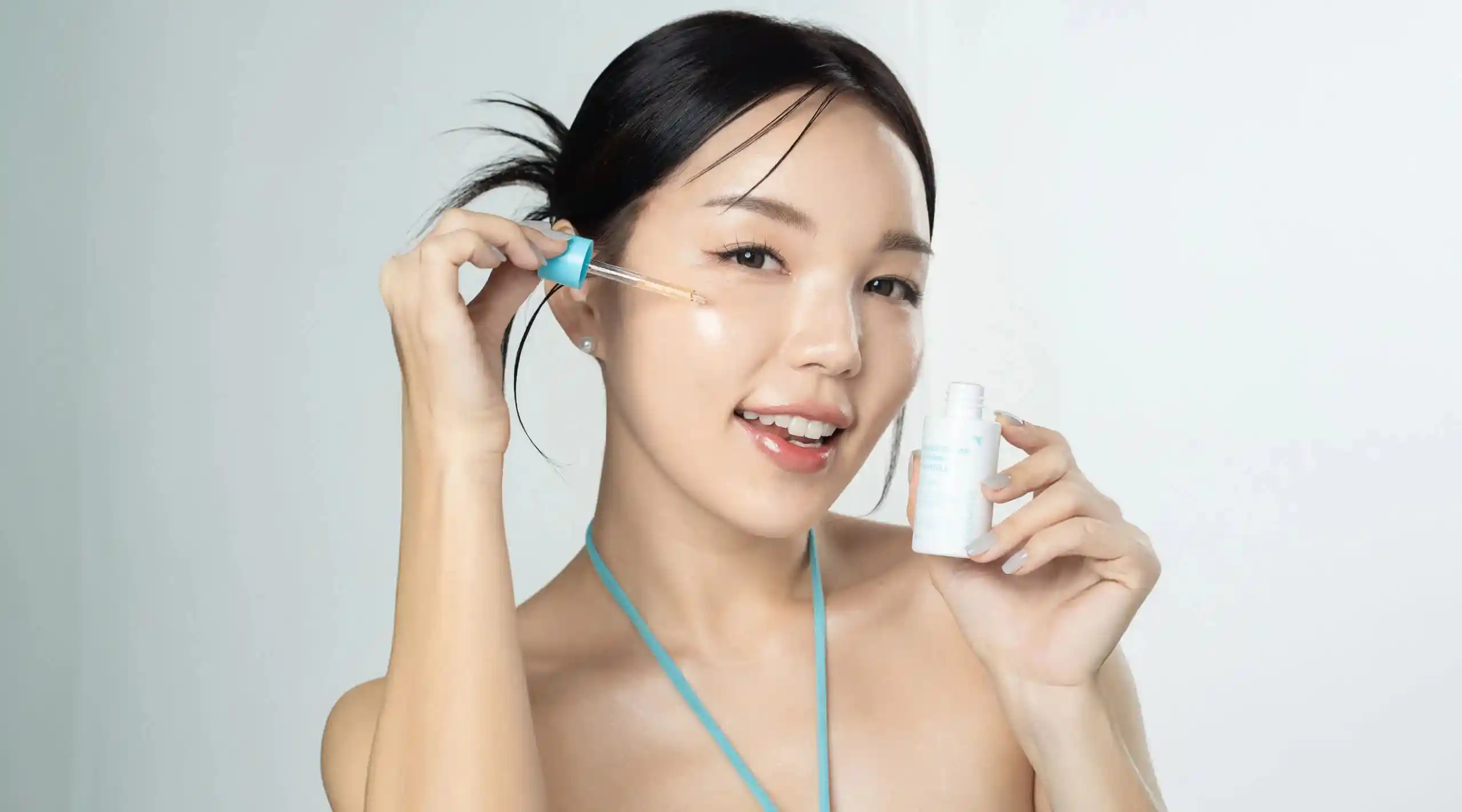 Seorang perempuan tengah mengaplikasikan serum wajah menggunakan serum, menampilkan rutinitas perawatan kulit untuk menjaga kelembapan dan kesehatan kulit. Foto: mega-asia.com