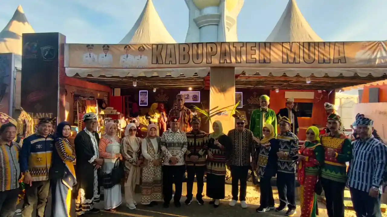 Bupati Muna, Bachrun Labuta bersama kepala OPD di stand pameran Pemkab Muna. Foto: Ist.