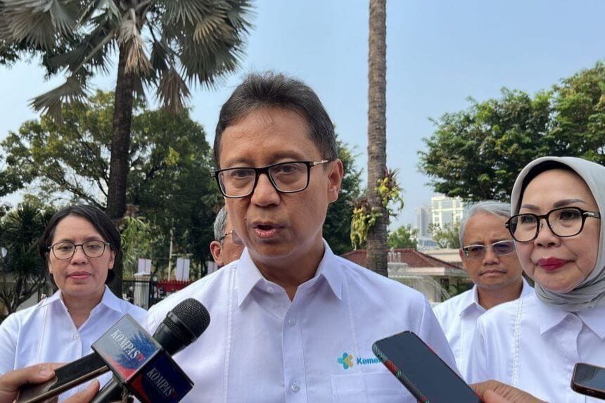 Menteri Kesehatan, Budi Gunadi Sadikin (tengah), ungkap rencana kenaikan iuran BPJS Kesehatan imbas defisit JKN capai Rp 30 triliun tahun ini. Foto: Repro RRI