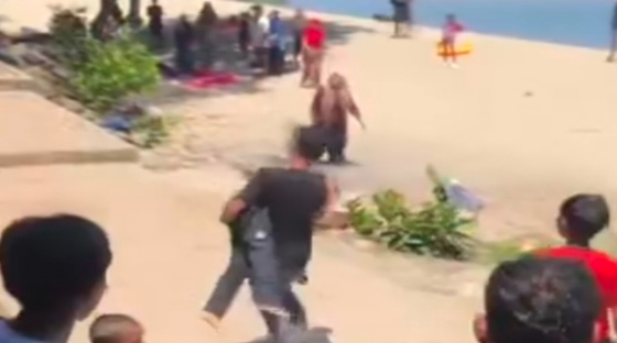 Bocah laki-laki insial IR (9) yang tewas tenggelam di kawasan wisata di objek wisata Sungai Tamborasi, Kabupaten Kolaka, Sulawesi Tenggara, Minggu (19/4/2026), dievakuasi dari lokasi kejadian. Foto: Ist.