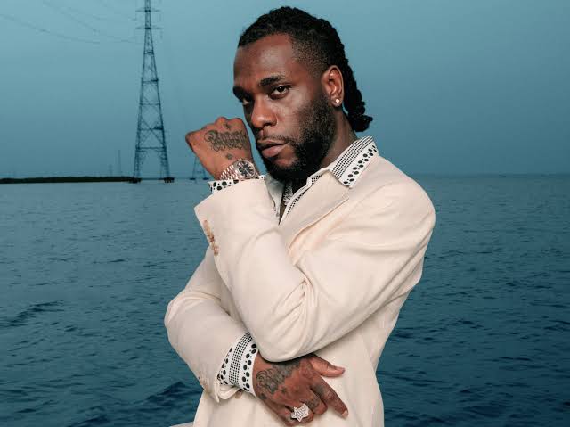 Burna Boy pilih menjadi mualaf di puncak karirnya demi mencari tuhan. Foto: Repro Premium Times Nigeria