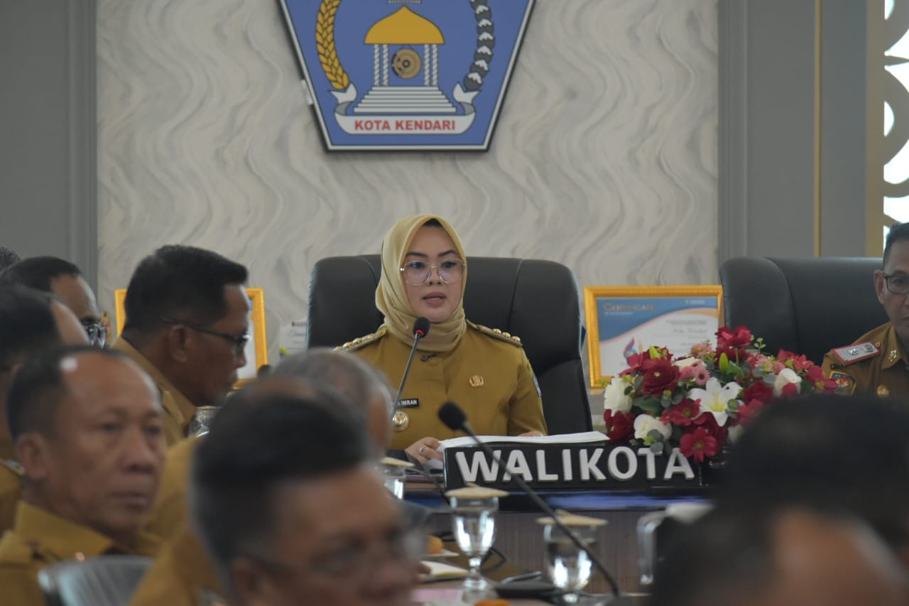 Wali Kota Kendari, Siska Karina Imran, saat memimpin rapat koordinasi secara daring untuk mematangkan persiapan sebagai tuan rumah Raker APEKSI 2026, Senin (13/4/2026). Foto: Ist.