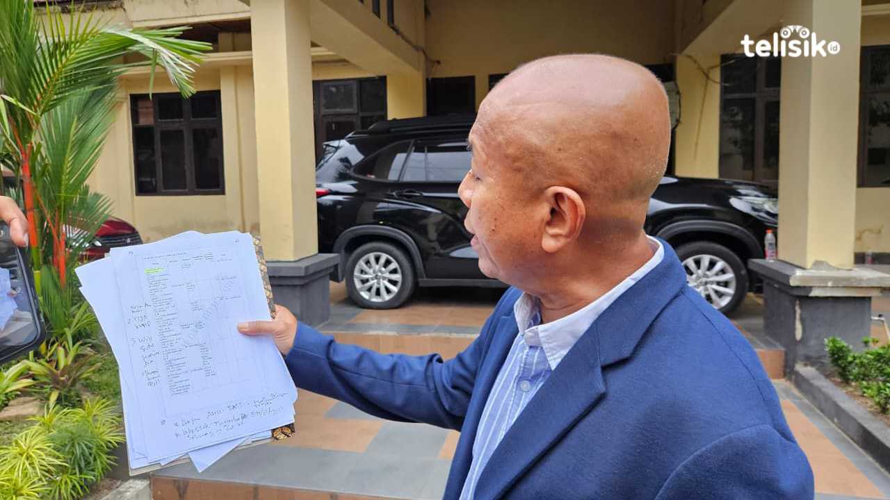 Kuasa Hukum PT Golden Anugrah Nusantara (GAN), Kadir Ndoasa, saat menunjukkan dokumen dari Dirjen AHU terkait kepengurusan PT CMS. Foto: Ana Pratiwi/Telisik.