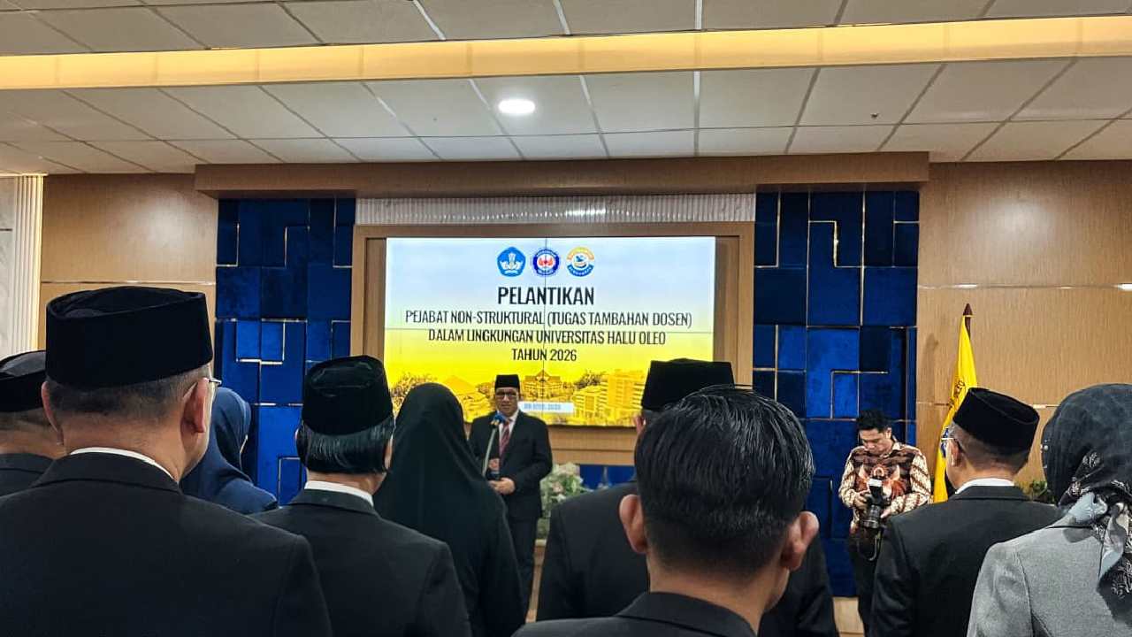 Plt Rektor UHO, Dr. Herman langik 29 pejabat nonstruktural. Foto: Ist.