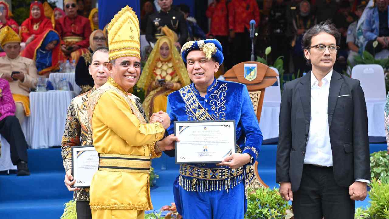 Gubernur Sulawesi Tengah, Anwar Hafid (kiri), menyerahkan penghargaan kepada perwakilan PT Vale Indonesia Tbk atas kontribusi sebagai wajib pajak yang mendukung peningkatan PAD, dalam peringatan HUT ke-62 Sulawesi Tengah di Palu, Senin (13/4/2026/). Foto: