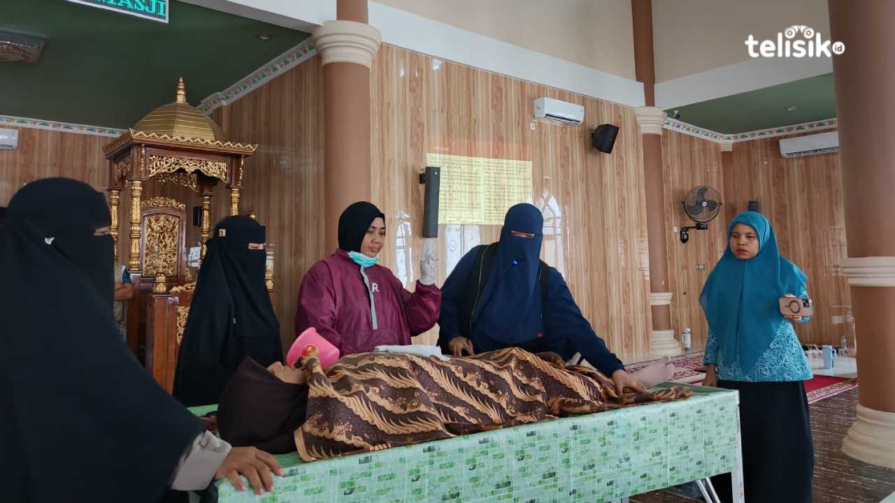 KMHK Kendari mempraktikkan tata cara pengurusan jenazah yang baik dan benar di Kelurahan Wundumbatu, Sabtu (25/4/2026). foto: Gede Suyana Sriski/Telisik