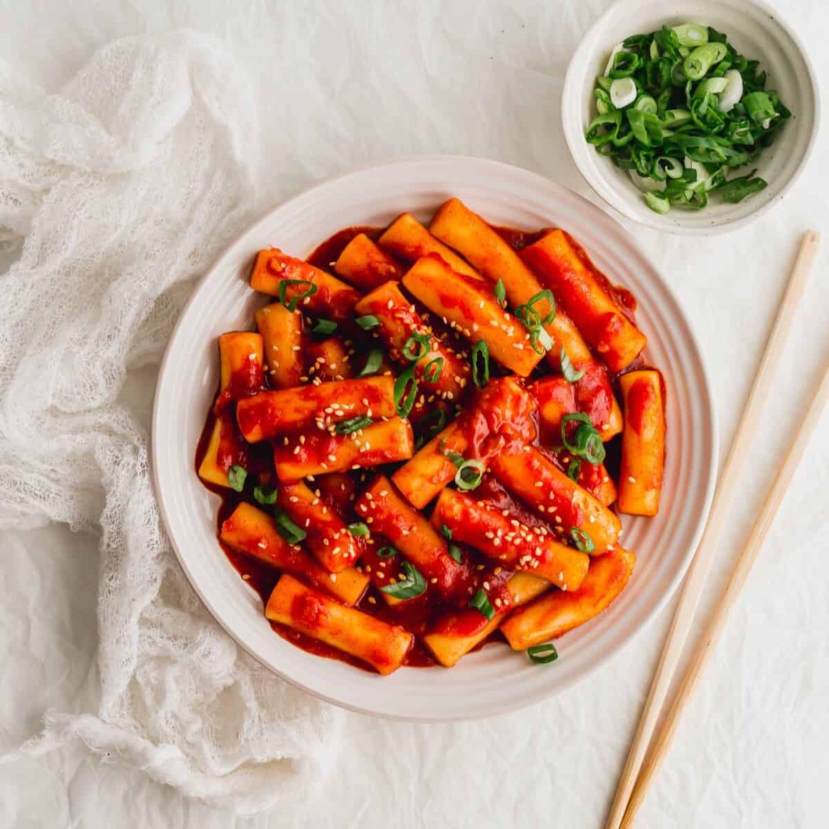 Menu Tteokbokki disajikan dalam piring dan siap untuk dihidangkan. Foto: sifftandsimmer.com