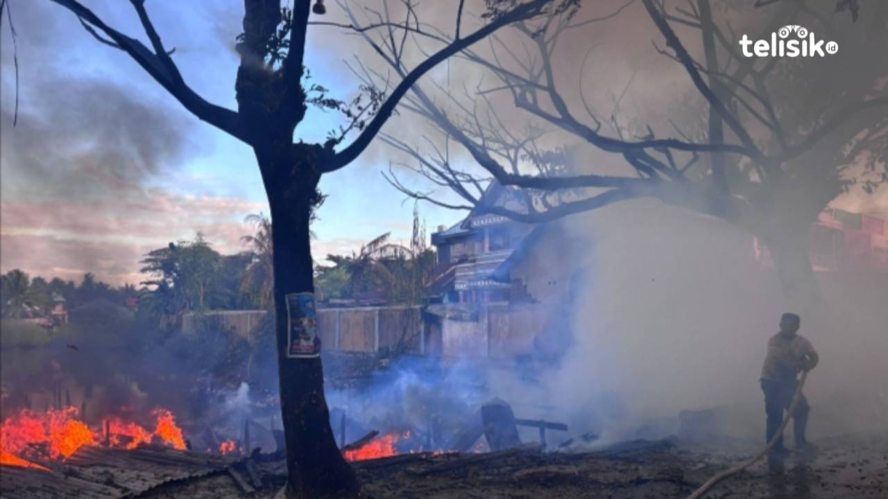 Kios RB di Kawasan Pasar Laino, Muna terbakar. Foto: Sunaryo/Telisik