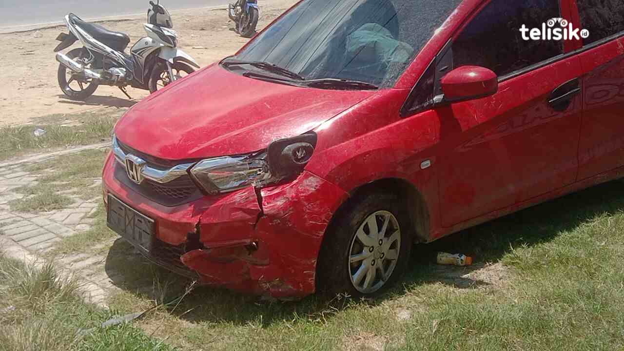 Kondisi depan kiri mobil setelah menghantam tumpukan batu di ujung Jembatan Teluk Kendari, Minggu (5/4/2026). Foto: Gusti Kahar/Telisik