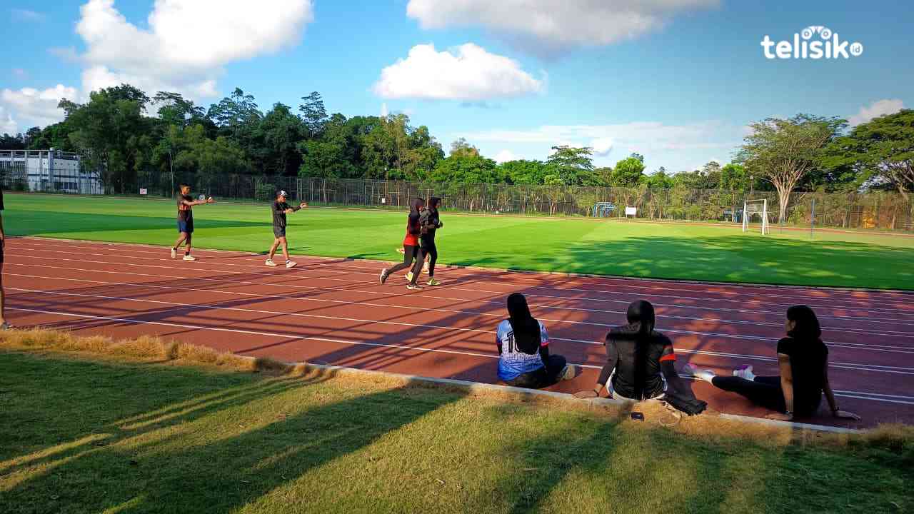 Stadion UHO MZF Kendari yang sudah dilengkapi lintasan lari taraf internasional.  Foto: Fandi Ardin/Telisik
