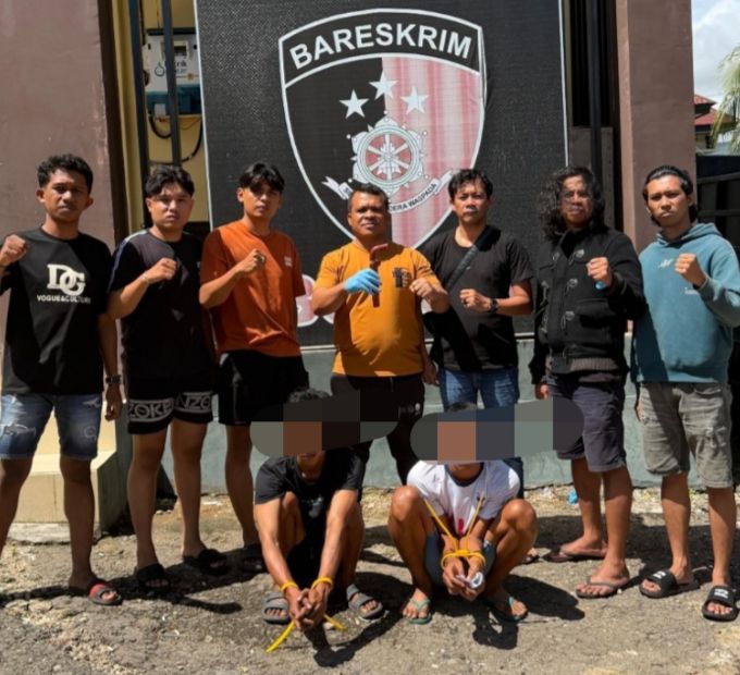 Dua terduga pelaku saat di amankan Polisi usai melakukan perkelahian yang mengakibatkan kematia. Foto: Ist.