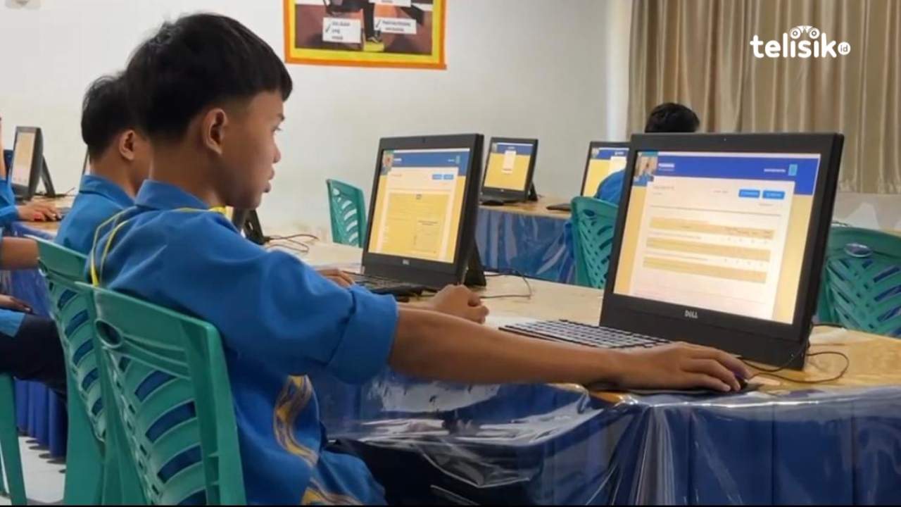 Siswa yang sedang mengikuti tes kemampuan akademik (TKA) di sekolah. Foto: Erni Yanti/Telisik