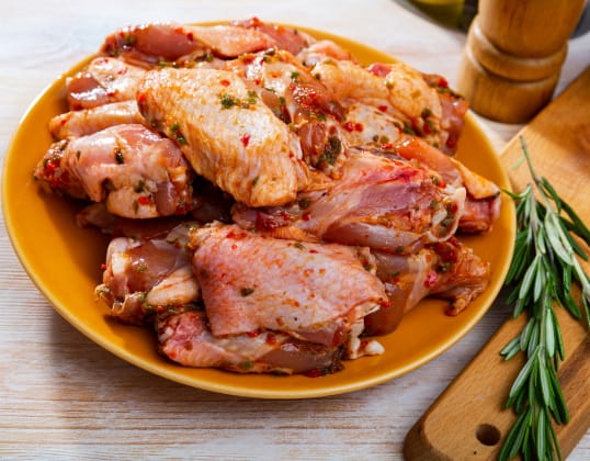 Ayam yang sudah dimarinasi dengan bumbu dan siap untuk dimasak. Foto: happycix.com