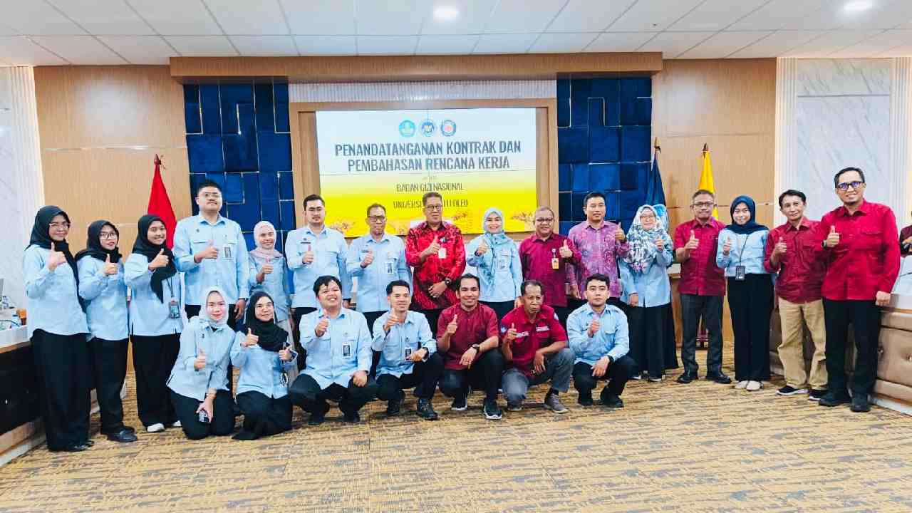 Foto bersama jajaran Badan Gizi Nasional dan Universitas Halu Oleo usai penandatanganan kontrak dan pembahasan rencana kerja penyusunan kajian tipologi Satuan Pelayanan Pemenuhan Gizi (SPPG) di wilayah terpencil, di ruang senat UHO. Foto: Ist.