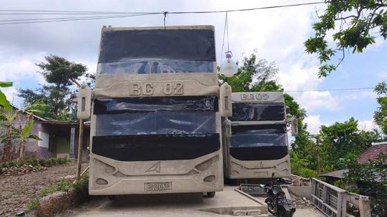 Seorang tukang bangunan asal Desa Kopen, Kecamatan Jatipurno, Kabupaten Wonogiri, Jawa Tengah, buat rumah berbentuk bus double decker. Foto: Repro detik.com