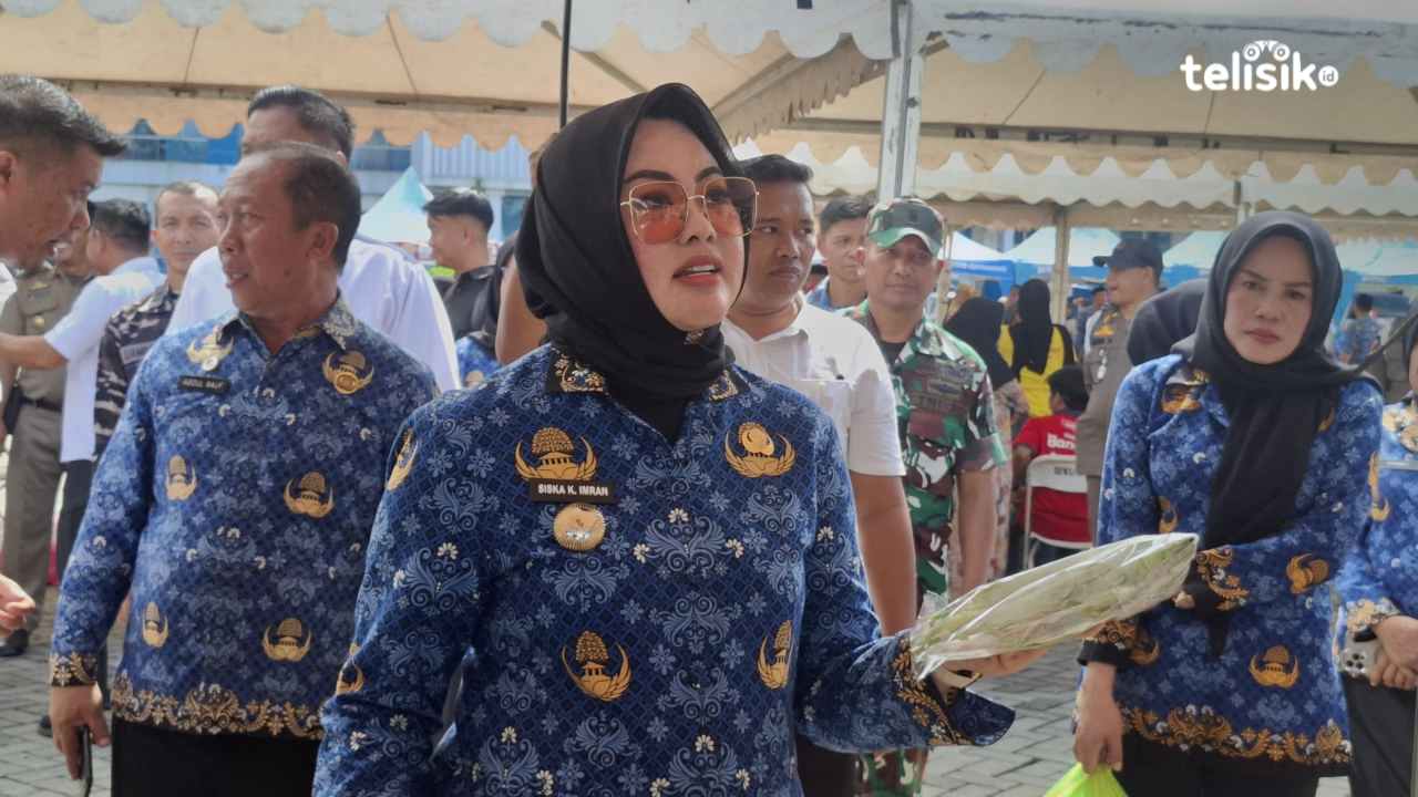 Wali Kota Kendari, Siska Karina Imran, meninjau langsung Gerakan Pangan Murah yang digelar di pelataran Kantor Wali Kota Kendari. Foto: Erni Yanti/Telisik