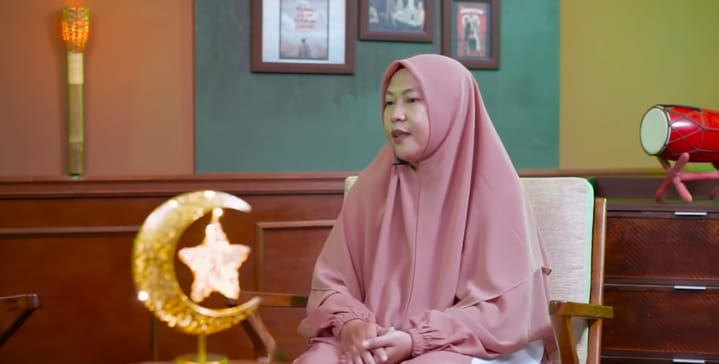 Yesi Yesika anak Rudi Mulyadi saat menceritakan perjalanan ayahnya yang mualaf. Foto Repro tangkapan layar YouTube RJL 5