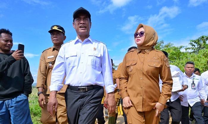 Menteri Pertanian, Andi Amran Sulaiman, didampingi Wali Kota Kendari, Siska Karina Imran, saat mengunjungi persawahan di Amohalo, Kecamatan Baruga, Selasa (12/5/2026). Foto: Ist.