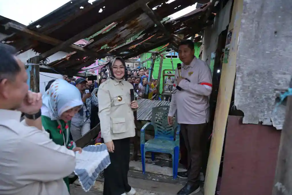 Wali Kota Kendari Siska Karina Imran dan Menteri PKP Maruarar Sirait meninjau langsung kondisi rumah tidak layak huni milik warga di Kelurahan Poasia, Kecamatan Abeli. Foto: Ist.
