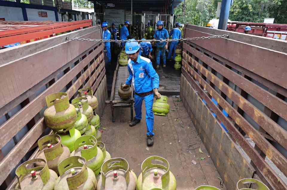 Petugas Pertamina melakukan proses distribusi dan pengangkutan tabung LPG 3 kilogram di area pengisian untuk memastikan ketersediaan pasokan tetap aman selama libur panjang Kenaikan Yesus Kristus dan long weekend. Foto: Ist.