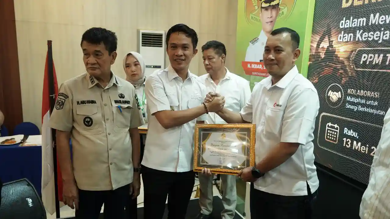 Bupati Konawe Utara, Ikbar, menegaskan investasi harus berdampak sosial nyata dalam Rakor PPM Berkelanjutan di Kendari bersama ANTAM. Foto: Ist.