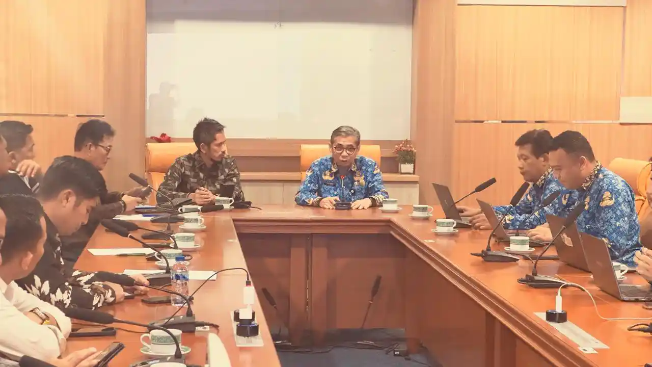 Direktur Pengawasan BKN, Andi Anto, memimpin rapat bersama pimpinan DPRD Kolaka Utara dan para ketua fraksi saat membahas dugaan pelanggaran rotasi ASN dalam pertemuan yang berlangsung di aula kantor BKN, Jakarta. Foto: Ist.