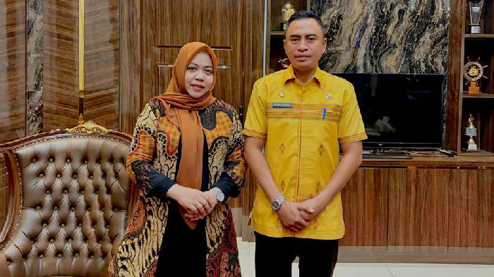 Direktur PT BPR Bahteramas Kendari (Perseroda), Suryaningsih, saat bersilaturahmi sekaligus menyampaikan ucapan selamat kepada Pj Sekda Provinsi Sulawesi Tenggara, Muhammad Fadlansyah, di Kantor Sekda Sultra, Kamis (21/5/2026). Foto: Ist.